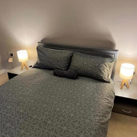 קרוידון Modern Room Homestay In Apartment With Private Bathroom מראה חיצוני תמונה