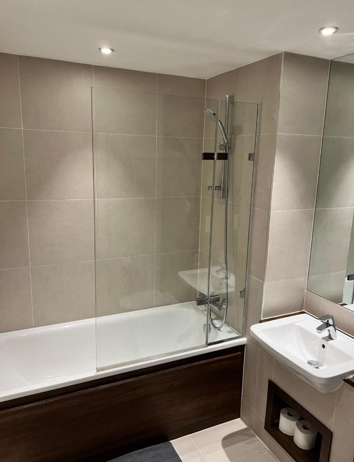 קרוידון Modern Room Homestay In Apartment With Private Bathroom מראה חיצוני תמונה