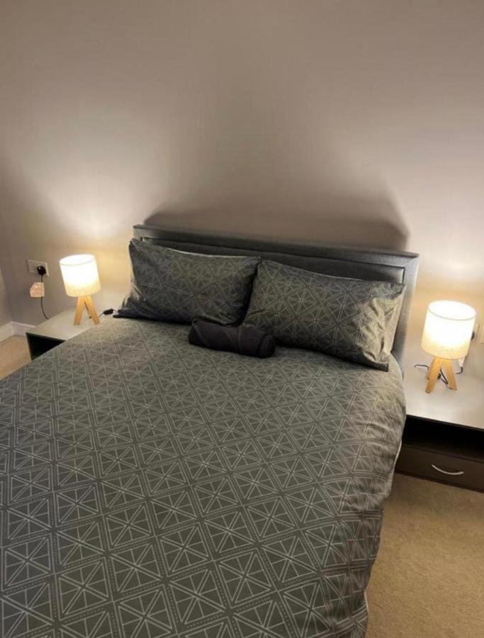 קרוידון Modern Room Homestay In Apartment With Private Bathroom מראה חיצוני תמונה